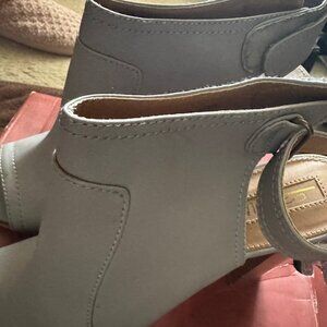 Lovely Leila Stone open-toe sandal!